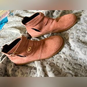 🍑NEW 🍑Women’s ankle boots, size 7 peach color🍑